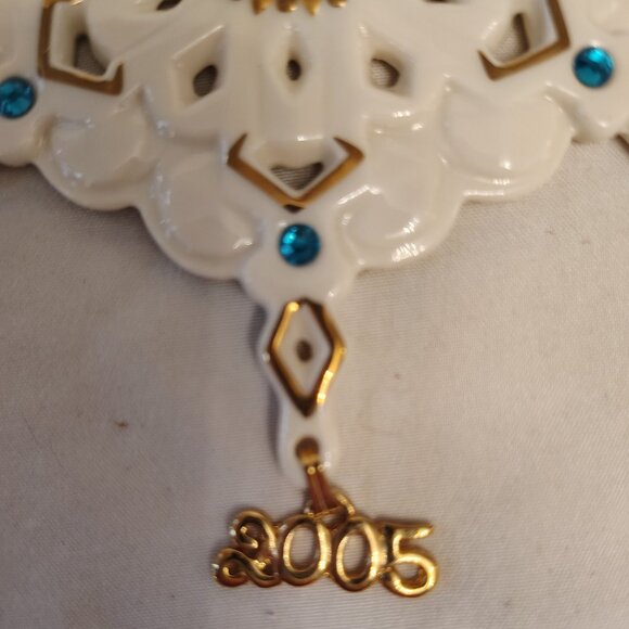LENOX 2005 Annual Gemmed Snowflake Ornament - Picture 3 of 8